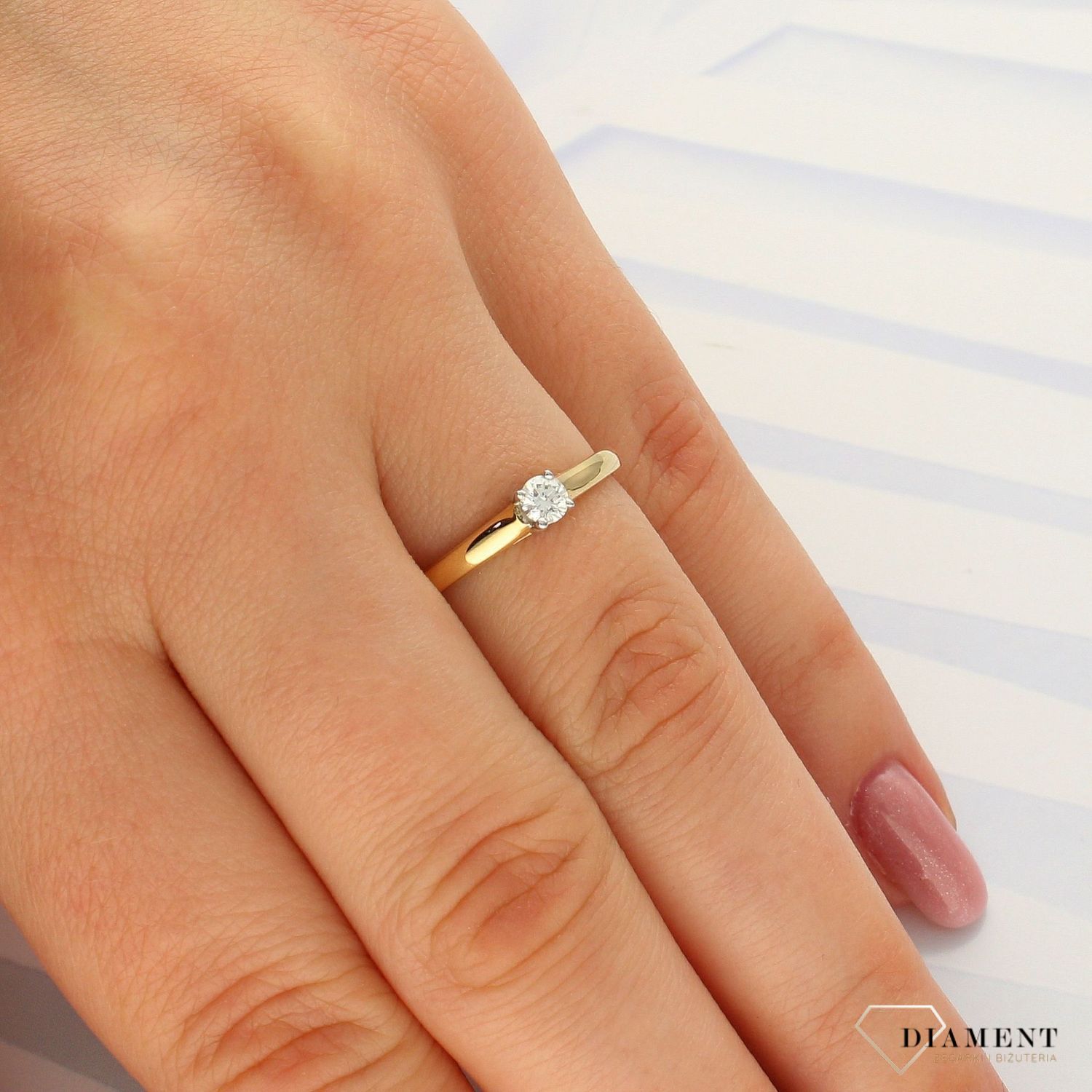 Pierścionek złoty DIAMENT 585, diamenty TEN JEDYNY R62347YW 0,13 ct.  Nowoczesny, delikatny pierścionek z jednym brylantem o wielkości 0,10 ct, barwie H oraz czystości SI. Pierścionki zaręczynowe z diam.jpg